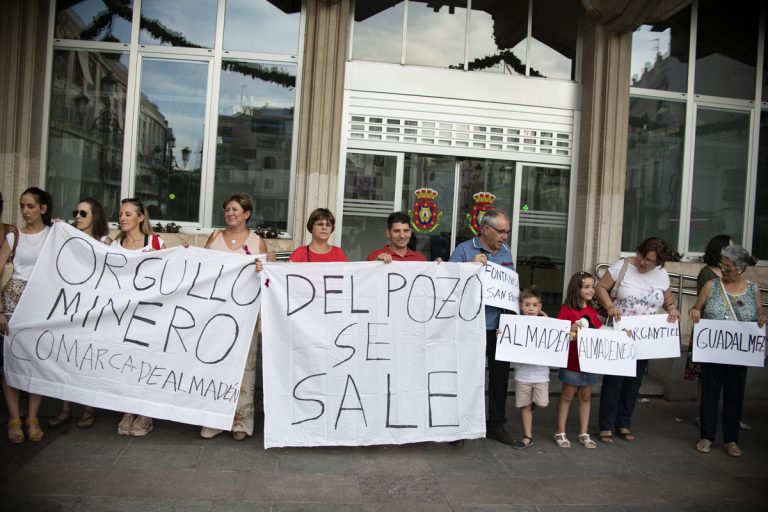Almadenenses residentes en Ciudad Real se concentran en apoyo a los jóvenes encerrados en la mina