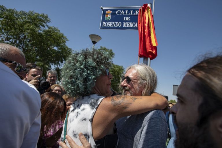 Rosendo inaugura la placa de su calle: “Llevo a Bolaños en la sangre, y ahora también en el currículum”