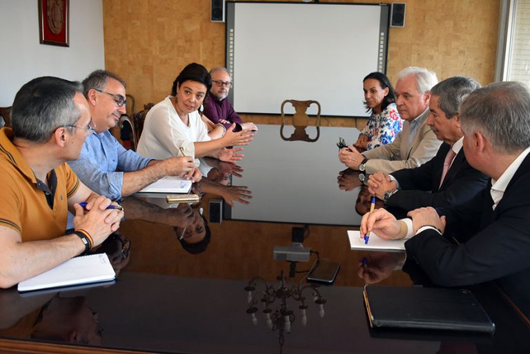 La alcaldesa de Ciudad Real recibe al presidente de CRIA para conocer el proyecto de apertura del aeropuerto