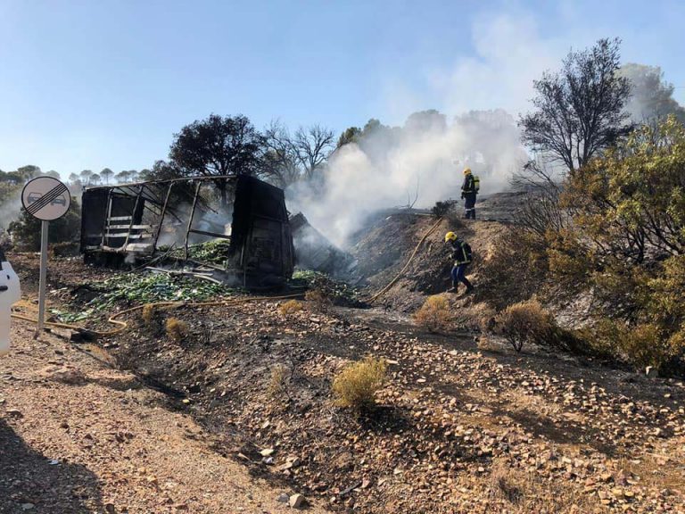 El vuelco de un camión provoca un incendio de nivel 1 en Luciana que obliga a cortar la N-430