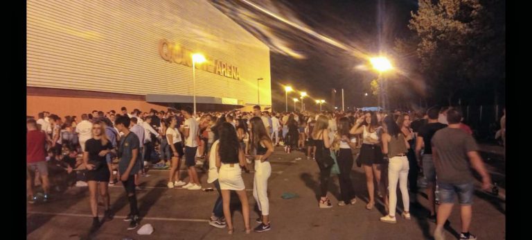 Detectan el reparto de publicidad de contenido sexista a menores en el Baile del Vermú