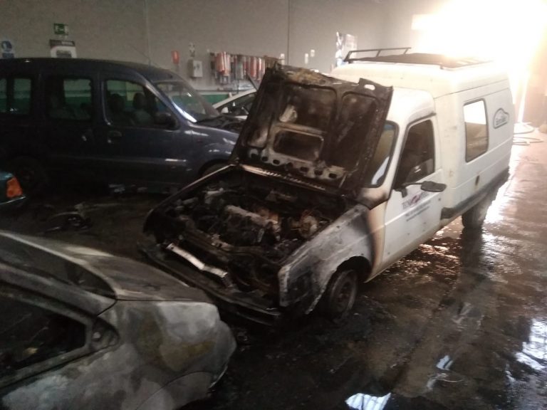 Se incendian dos vehículos en el interior de talleres Tecnoauto de Campo de Criptana