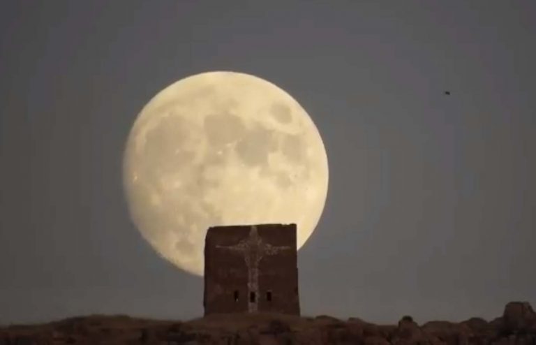 Hipnótica Luna de Spielberg en Puertollano
