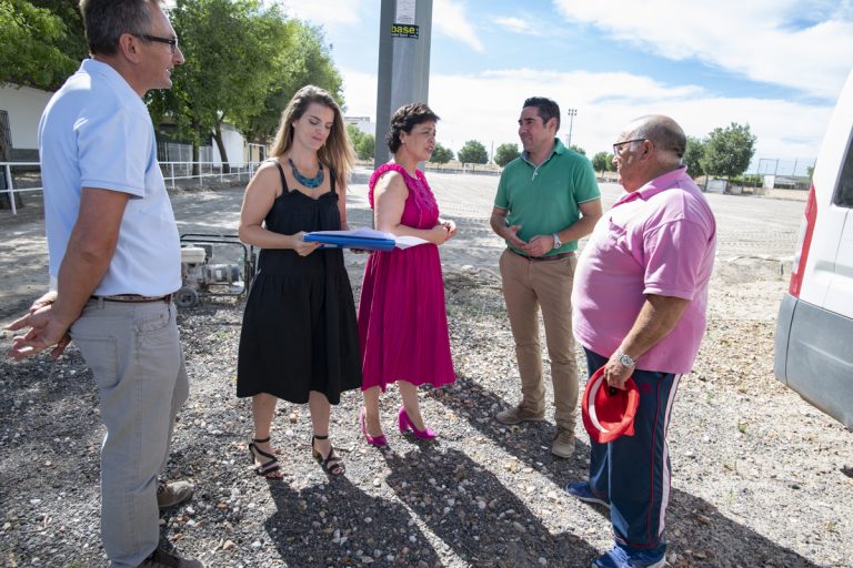 Pilar Zamora visita las obras del campo de fútbol de césped artificial en Las Casas