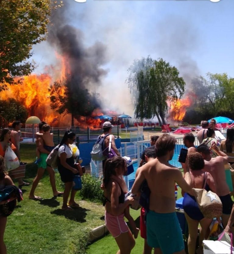 Ciudad Real: Un incendio de vegetación obliga a desalojar a 500 personas del parque acuático Playa Park