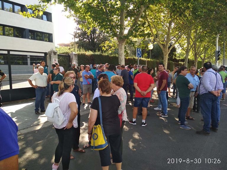 Agricultores de El Torno se concentran ante la Confederación Hidrográfica del Guadiana en demanda de soluciones para paliar los efectos de la sequía