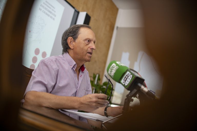 Clavero anuncia inversiones con cargo al superávit por 2,5 millones, entre ellas el arco del Torreón y equipamiento de limpieza