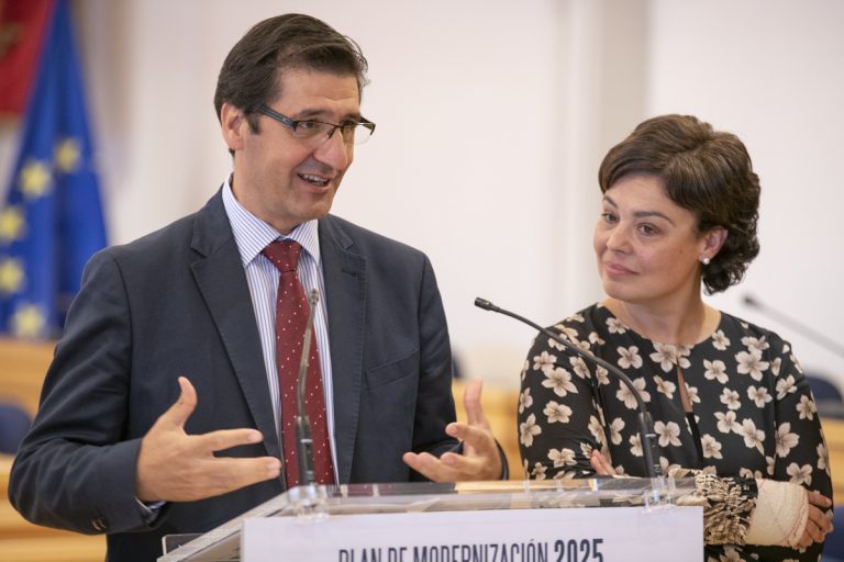 Caballero firma con la Junta el convenio que permite emplear a 2.100 parados de la provincia con una inversión de 14,1 millones