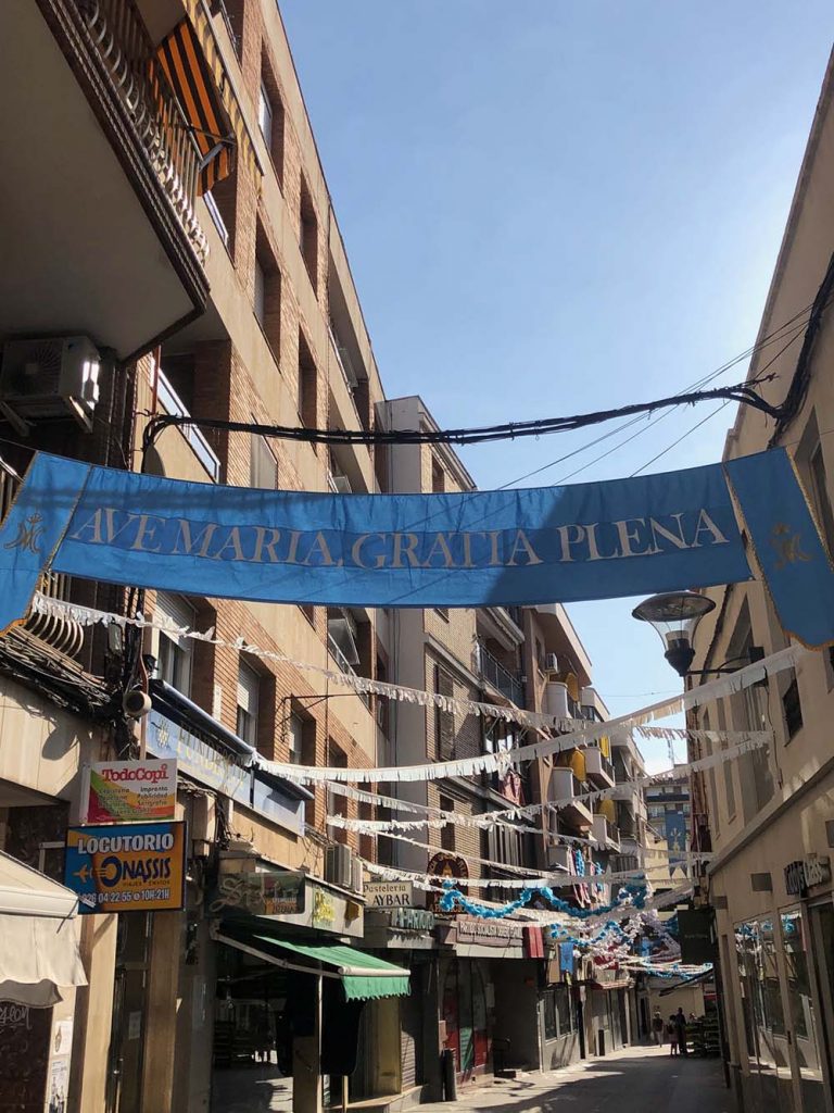Puertollano: La calle Aduana amanece engalanada para recibir a la Virgen de Gracia