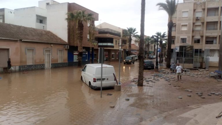 «Esto es un desastre»: Momentos muy duros para los puertollaneros de empresas de contratas desplazados a Los Alcázares (Murcia)