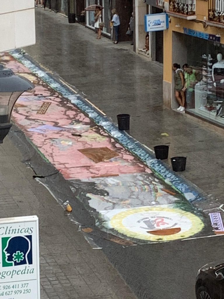 Puertollano: La alfombra floral de la Virgen de Gracia, dañada bajo el aguacero