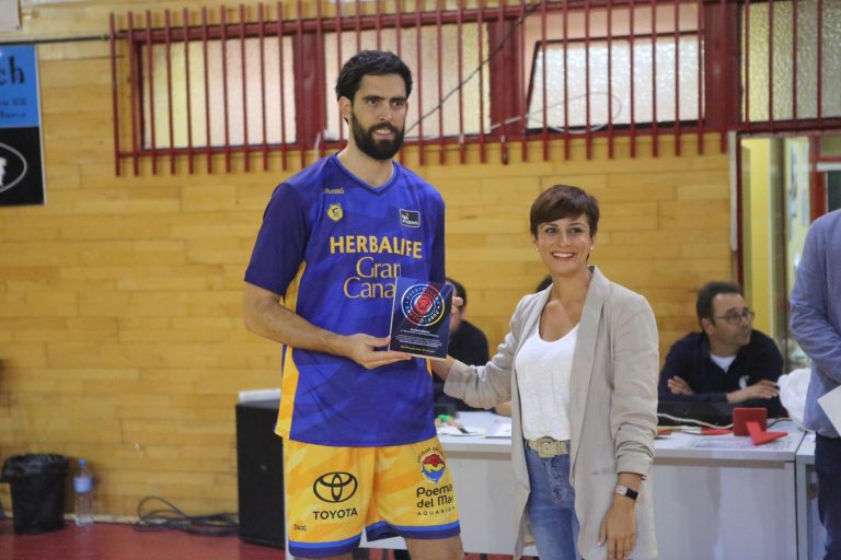 Herbalife Gran Canaria derrota al Unicaja en la gran fiesta del baloncesto de Puertollano