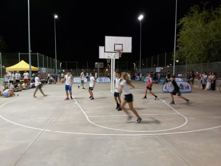 Baloncesto hasta el anochecer en las pistas del parque del Cementerio