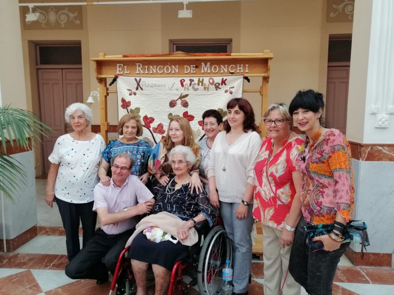 Las alumnas de El rincón de Monchi llenan de geometría y color el Antiguo Casino