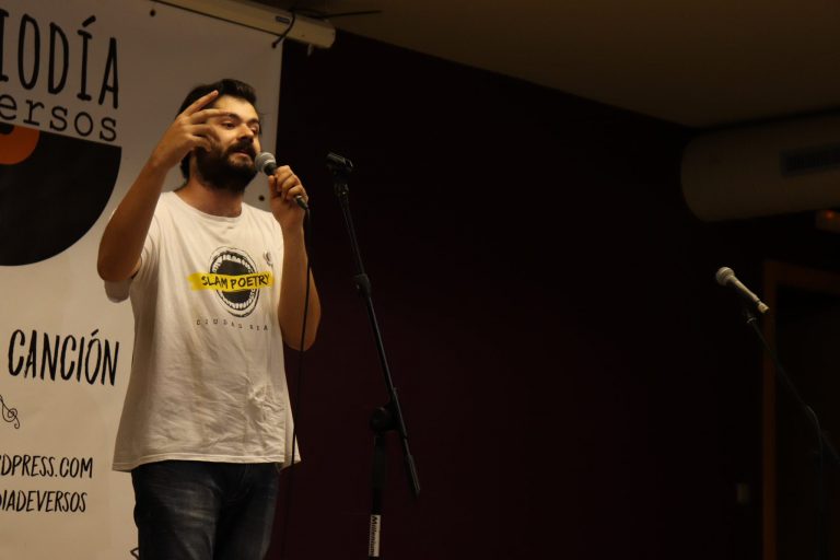 Julio León se clasifica para la final del Poetry Slam