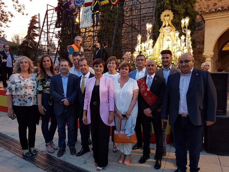 Puertollano: Una foto ejemplar de la corporación municipal ante la Virgen de Gracia en el día de su ofrenda