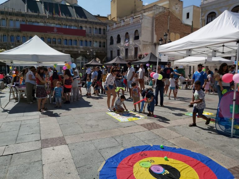 Juegos y talleres en la Plaza Mayor con la AJ El Quijote, a beneficio de AMHIDA
