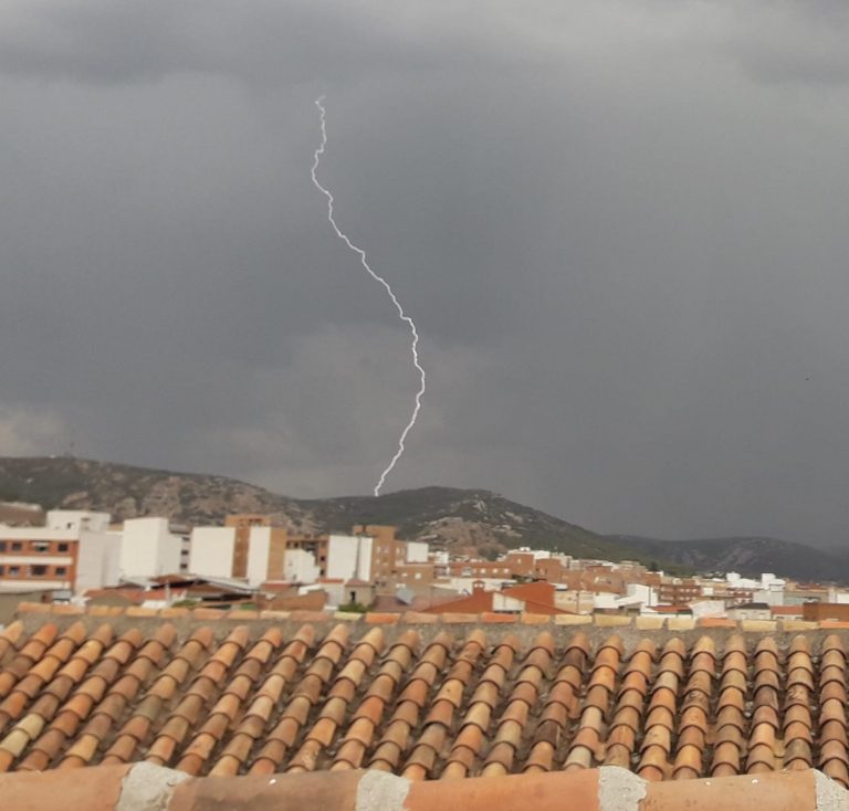 Agua con fuerte aparato eléctrico desde Puertollano a Valdepeñas