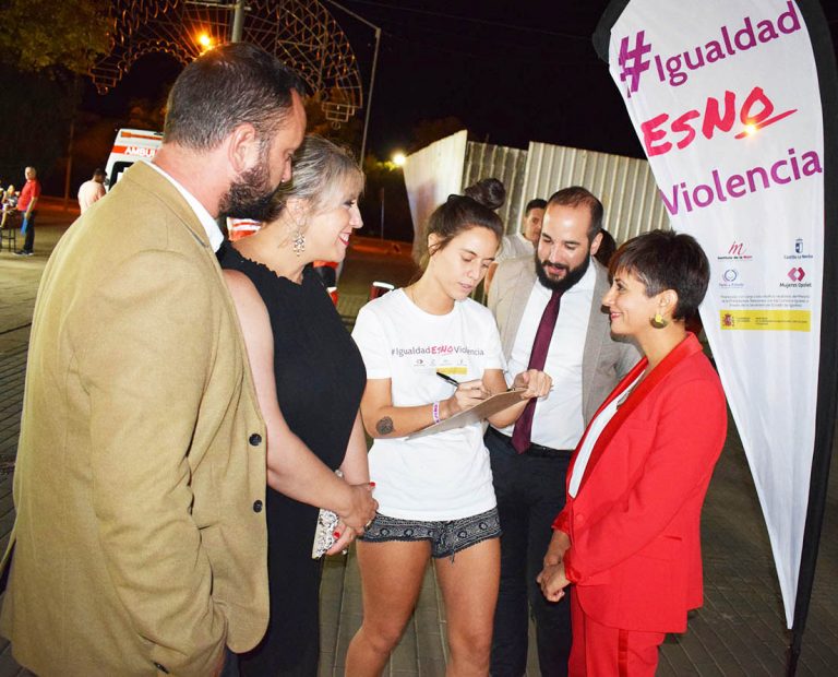 Puertollano: Un punto violeta lleva a los jóvenes del Ferial la campaña «Sin un sí ¡Es no!»