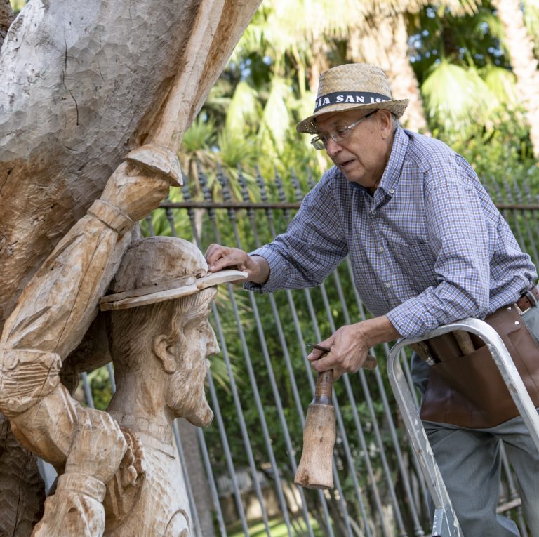 Francisco Ortega coge de nuevo la gubia y el mazo para rematar la escultura de Don Quijote y Sancho
