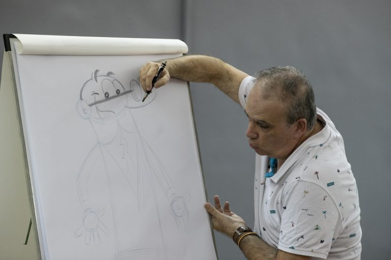 El dibujante Juan Manuel Muñoz explica a los alumnos de la Escuela de Arte el proceso de entintado en las viñetas de Mortadelo y Filemón