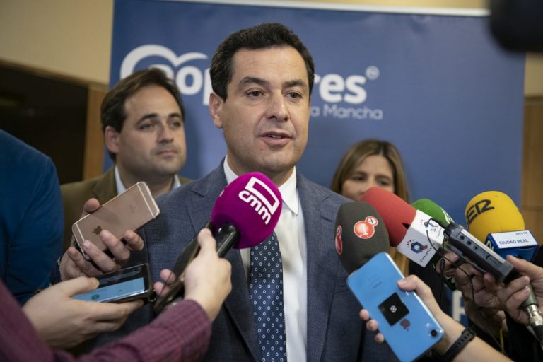 Juanma Moreno plantea elegir entre seguir «en la casa de los líos» de Sánchez o dar un paso al frente con Casado