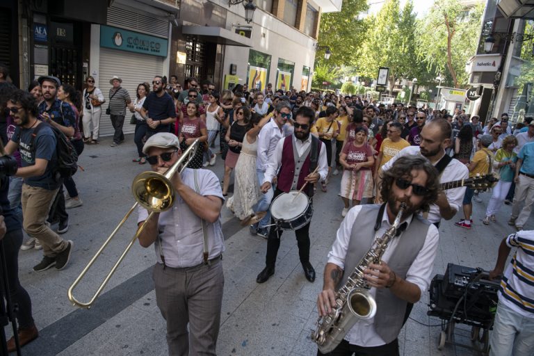 Un pasacalles con decenas de bailares pone la guinda al tercer Festival Swing Ciudad Real
