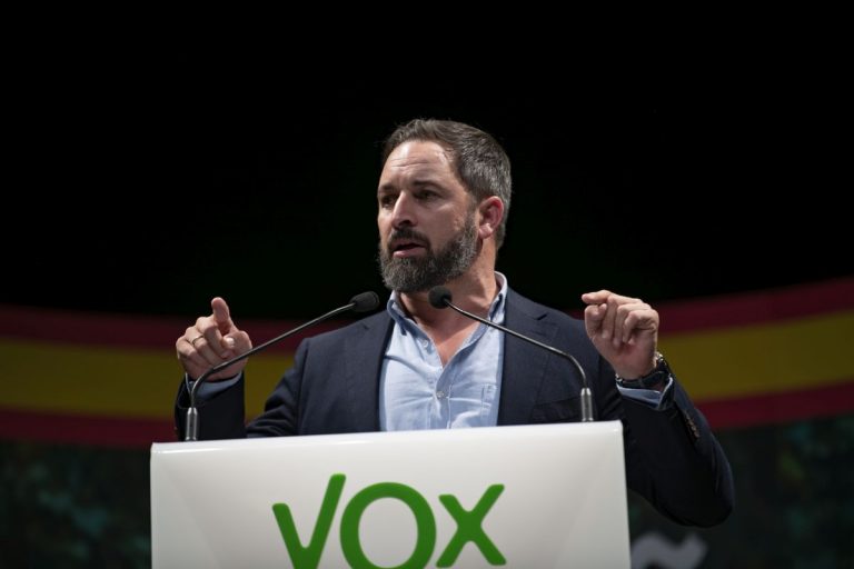 Vox se consolida como tercer partido, triplica concejales e irrumpe con fuerza en parlamentos, como el de C-LM