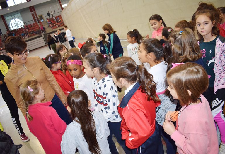 Puertollano: La alcaldesa subraya los valores que transmite el deporte con las jornadas “Jugando al atletismo”