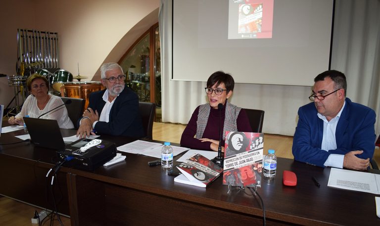 La alcaldesa de Puertollano reconoce el compromiso político y democrático de Tomás Ballesteros