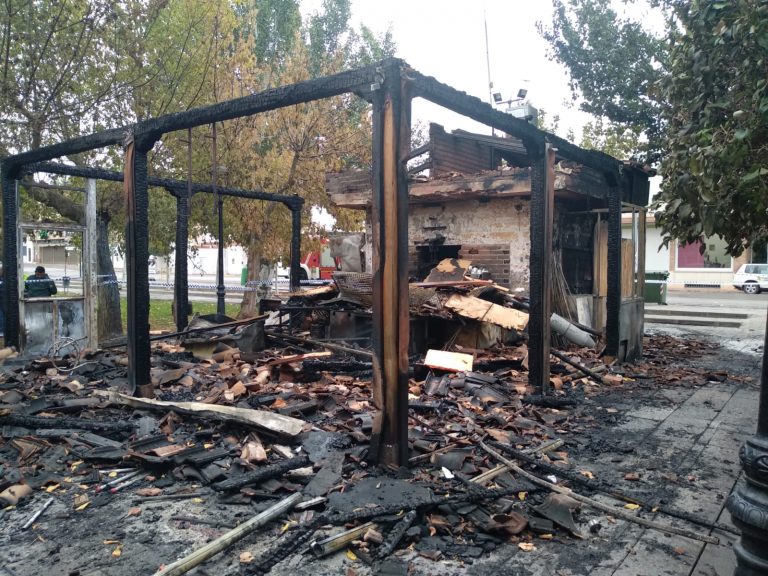 Un incendio arrasa el bar El Parque de Malagón