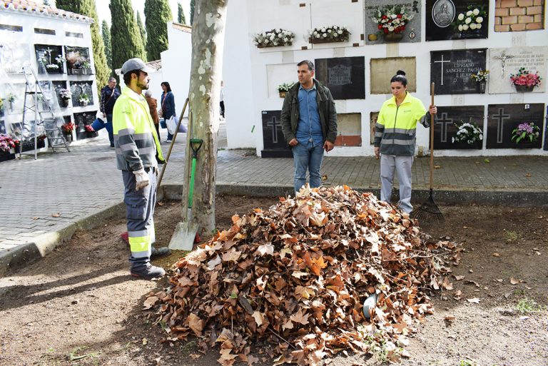 El Ayuntamiento de Puertollano refuerza la limpieza del cementerio y de las líneas de autobuses en la fiesta de Todos los Santos
