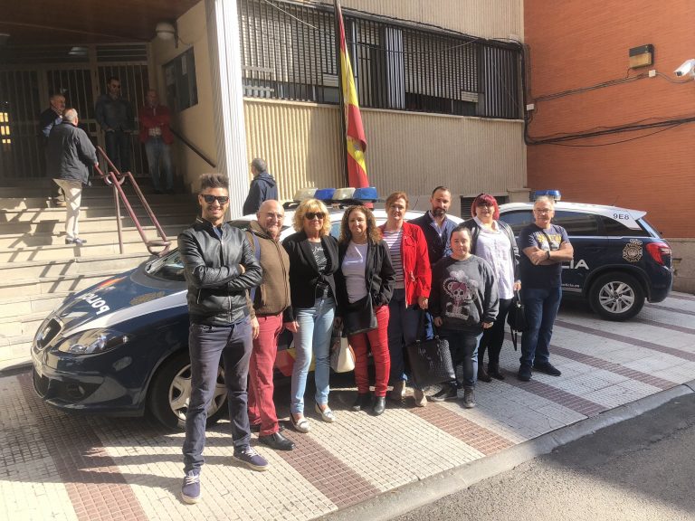 El PP de Puertollano se concentra ante la comisaría en apoyo al trabajo de los policías nacionales en Cataluña
