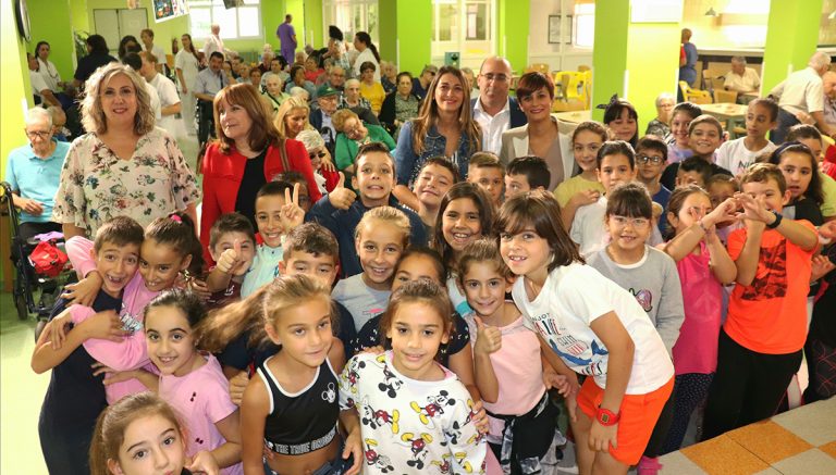 La alcaldesa de Puertollano acompaña a los mayores en su “viaje hacia la igualdad de edad”