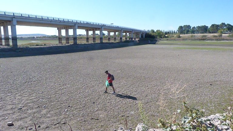 Medio centenar de voluntarios participan en una recogida de basura en la zona del Puente Nolaya