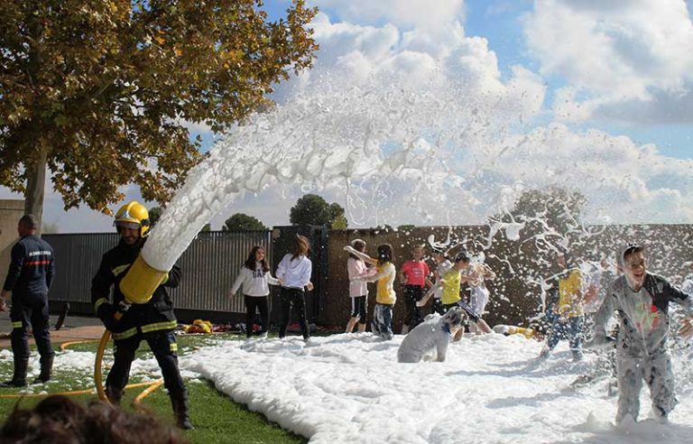 Mañana de fiesta en el Hospital General Universitario de Ciudad Real con la asociación “Sonrisas” y los cuerpos de seguridad y emergencia