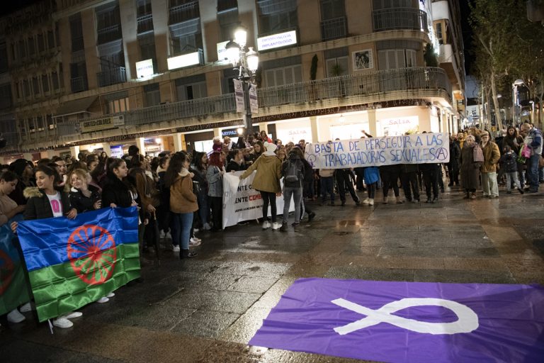 División en torno a la prostitución en una concurrida manifestación con motivo del 25N