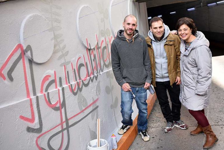 Ciudad Real: Gela López y J Ponsoda elaboran un grafiti igualitario en la entrada del aparcamiento de la Plaza Mayor