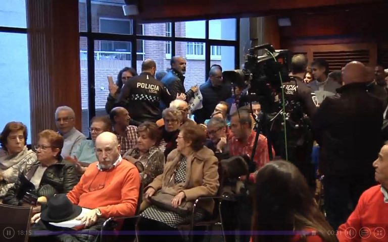 Momentos de tensión y confusión tumultuaria obligan a la alcaldesa de Puertollano a suspender el pleno durante casi media hora