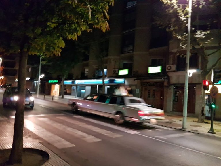 Un conductor bebido causa daños en vehículos y mobiliario en el centro de Puertollano