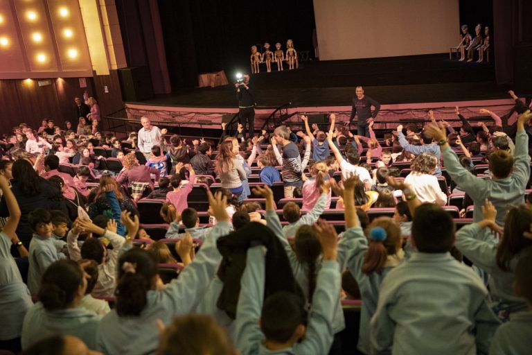 Casi 2.000 escolares asisten en el Teatro Quijano al espectáculo ‘La guerra de Troya’