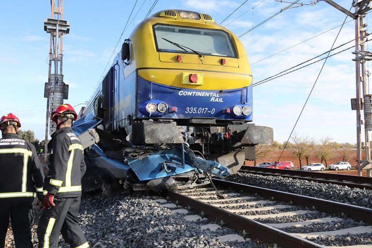 Manzanares: Mueren dos personas que viajaban en una furgoneta arrollada por un tren
