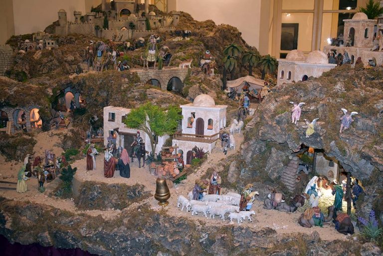 Ciudad Real: Inaugurado en el Museo Elisa Cendrero el belén  de la Base de Almagro a beneficio de FibroReal