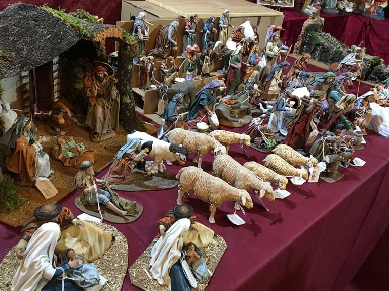 Una decena de artesanos muestran sus obras en la  II Feria del Belén de Ciudad Real en el Antiguo Casino