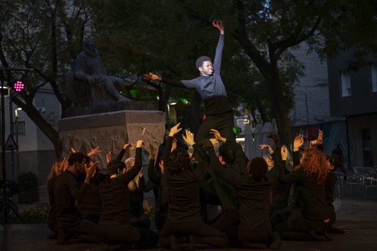 Una performance de la Escuela de Acogida Oasis conmemora el Día de los Derechos Humanos