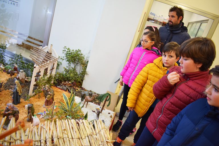 La pipas de Juanito y otros guiños muy puertollaneros en el Belén Municipal