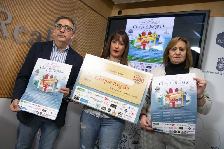 La “Alfombra Azul” vuelve a los comercios de Ciudad Real para incentivar las compras durante la Navidad