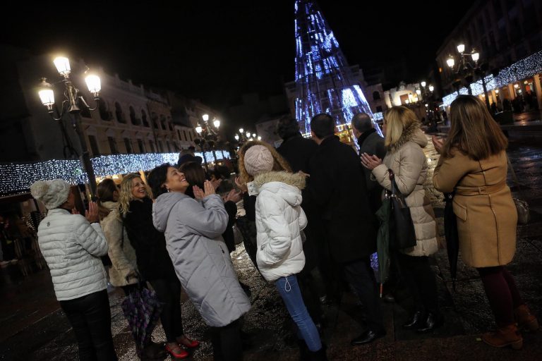 Desangelado encendido de luces de Navidad