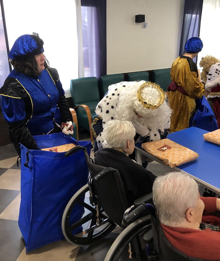 Puertollano: El Capirote Cofrade lleva a los Magos de Oriente a las Residencias Albertia y de las Hermanas de la Cruz