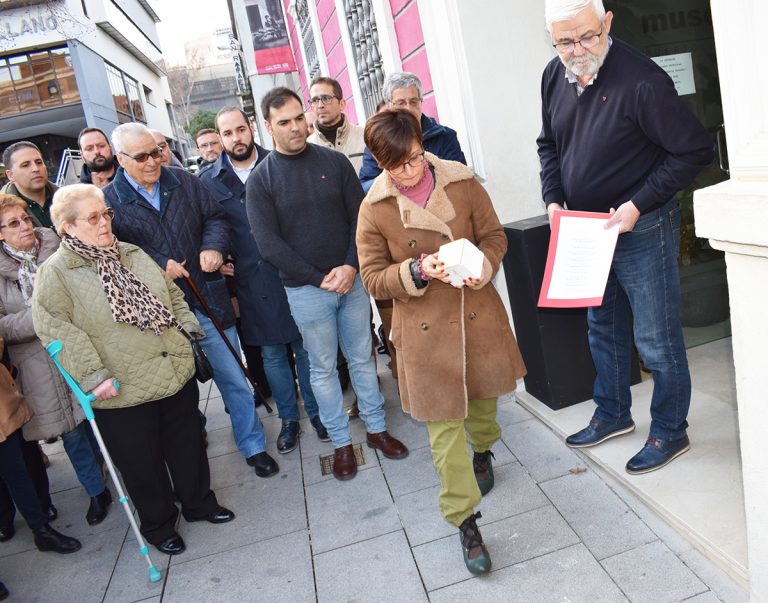 El Ayuntamiento coloca adoquines conmemorativos de los puertollaneros que vivieron el horror nazi de Mauthausen